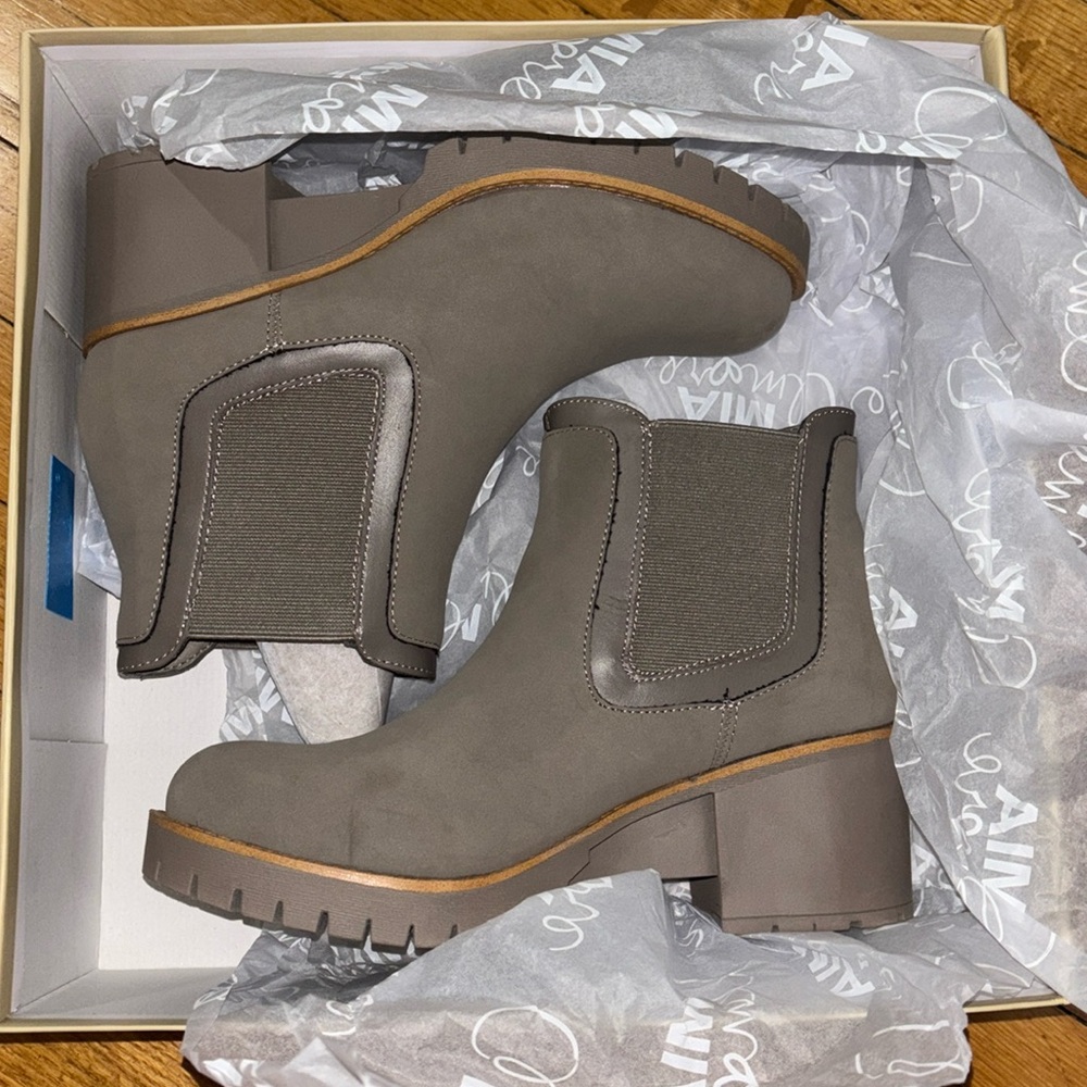 Mia Amore Brunaa Chelsea Boot NIB size 7